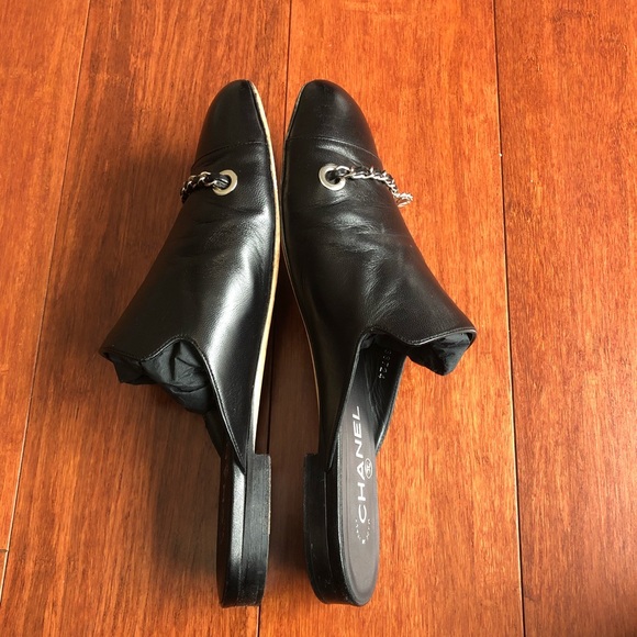 Chanel black leather mule with silver tone chain and charms - Picture 5 of 17